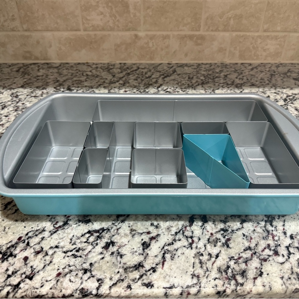 Pampered Chef Blue and Gray Numbers and Letters Cake Pan